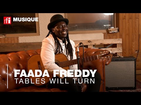 Faada Freddy interprète "Tables Will Turn"