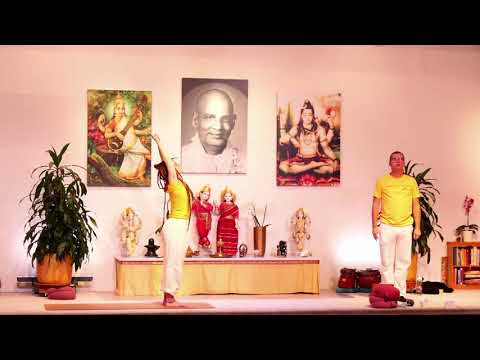 YOGA Mittelstufe "Meditatives halten" mit Mahavira - Yoga Vidya Ashram Live - 16:15 Uhr 10.11.2021