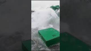 Barco de pesca no meio do ciclone.