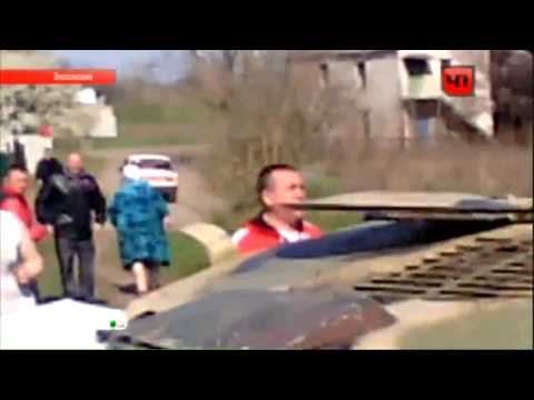 Kramatorsk: Panzer zerquetscht besetztes Auto [Video aus YouTube]