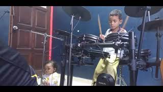 Download lagu Kucu Kuca Lia Aziz feats Mummy, Abg Chik (Drums), Daddy Guitar n Baby Daneen pom2 girls.. mp3 Download lagu Kucu Kuca Lia Aziz feats Mummy, Abg Chik (Drums), Daddy Guitar n Baby Daneen pom2 girls.. mp3