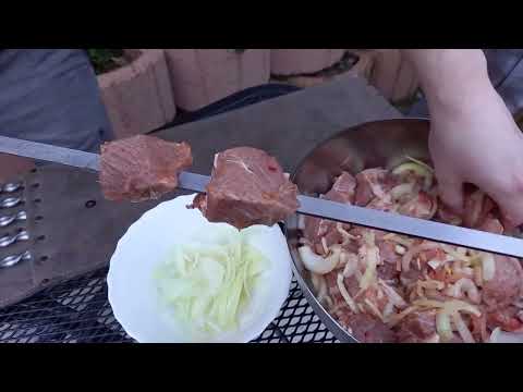 Russischer Schaschlik auf dem Spieß