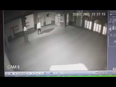 Sulmohet Xhamia e Qylit, autori thyen dritaret dhe hynë brenda