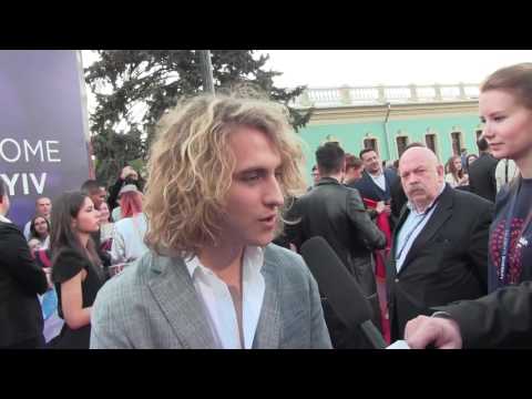 ESCKAZ in Kyiv: Manel Navarro (Spain) singing on the Red Carpet