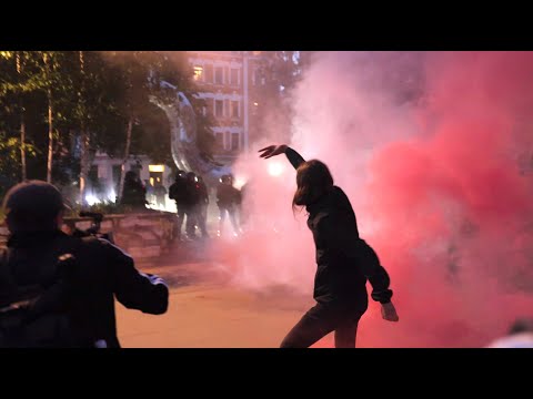 Schwere Ausschreitungen nach Lina E. Urteil – Steine und Flaschen auf Beamte