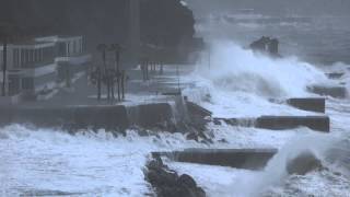 preview picture of video 'Madeira: Funchal/Pestana Palms, storm and waves, March 2013 (Tag6)'