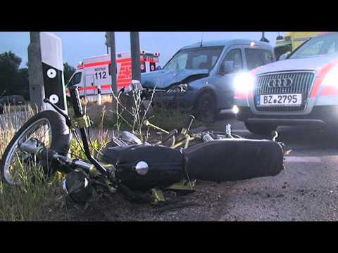 Bautzen - Opel knallt gegen Moped: Biker und Sozius in Lebensgefahr