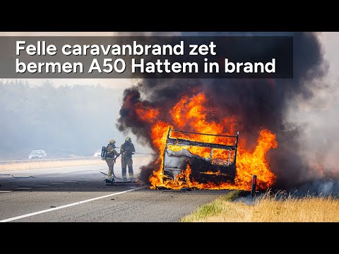 Felle caravanbrand zet bermen A50 bij Hattem in brand - ©StefanVerkerk.nl