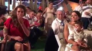 Alba Molina y Rojas cantando &quot;te quiero mucho&quot; en una boda
