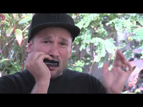 Harmonica Basics II - How to hold a harmonica, How to play the harmonica