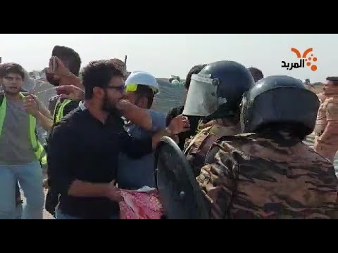 شاهد بالفيديو.. تدافع بين مهندسين وقوات أمنية أمام مصفى السماوة #المربد