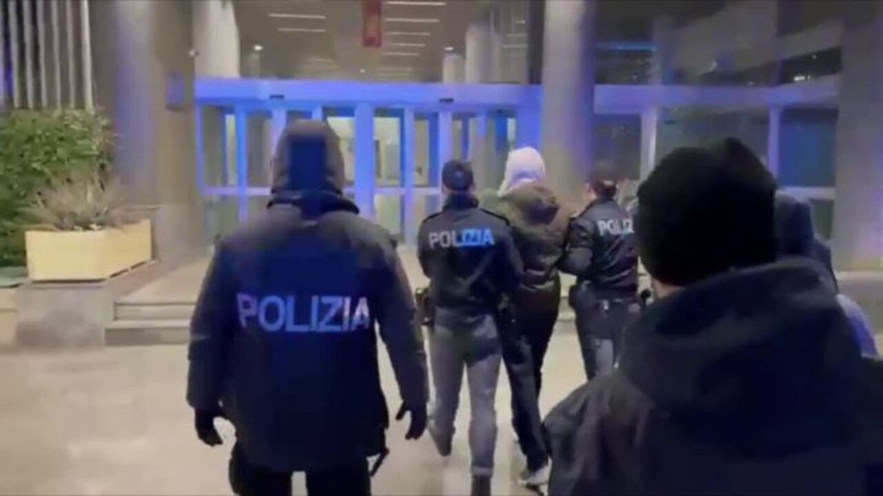 Arrivo alla Questura di Brescia del presunto omicida del capotreno, le immagini