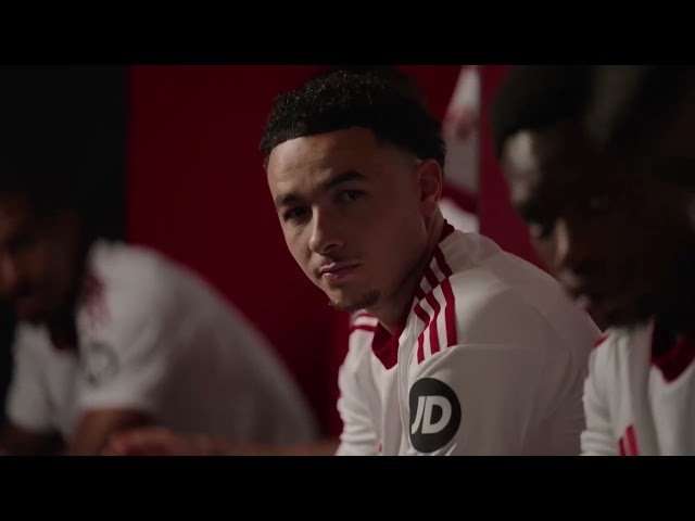 Vídeo relacionado con Sevilla Fútbol Club - Mochila de Viaje con Forma de Camiseta - Guarda tus Botas, Ropa de Deporte o Artículos de Viaje - Indicada para Entrenamientos y para Viajar - Producto Oficial del Equipo