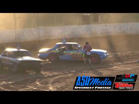 Modified Sedans: Brett Brady Crash - Kingaroy Speedway