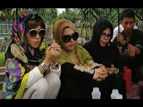 Sambut Ramadhan Syahrini Ziarah Ke Makam Ayahnya - Was Was 4 Juli 2013