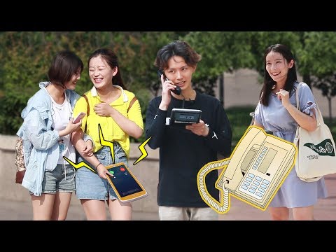 男生中國街頭用座機搭訕，這波操作讓女生們都捂嘴狂笑！
