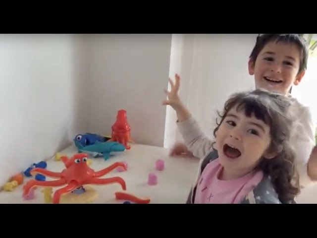 Vídeo relacionado con BANDAI Finding Dory Swigglefish Hank 2 Action Figure by