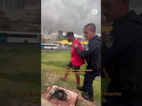 Casal é preso em flagrante por furto de fios no viaduto, em Vila Velha    #shorts #noticias