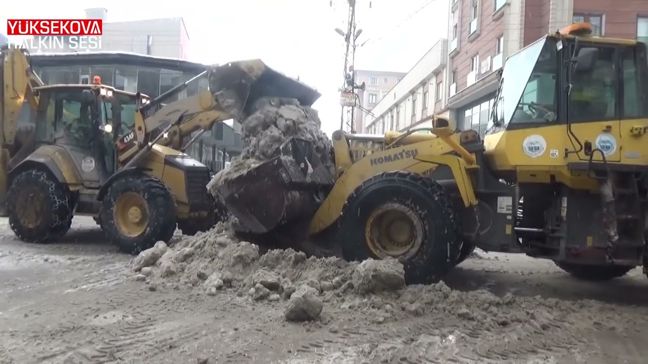 Yüksekova'da tonlarca kar taşındı