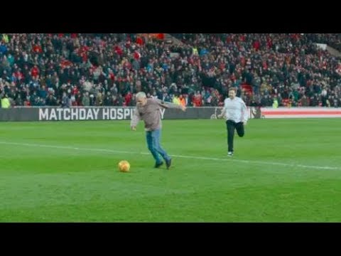 Father and son Sunderland AFC fans hilarious half-time challenge