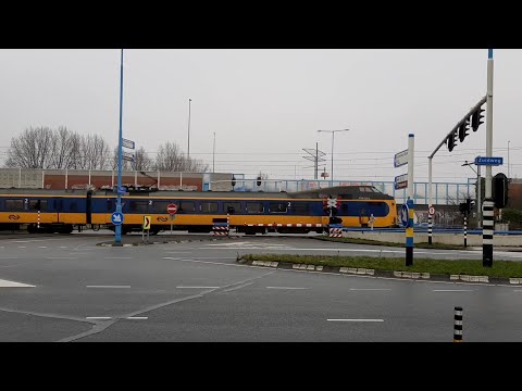 ICMm 4053 als trein 11749 Den Haag-Amersfoort bij station Zoetermeer Oost, 27-12-2021