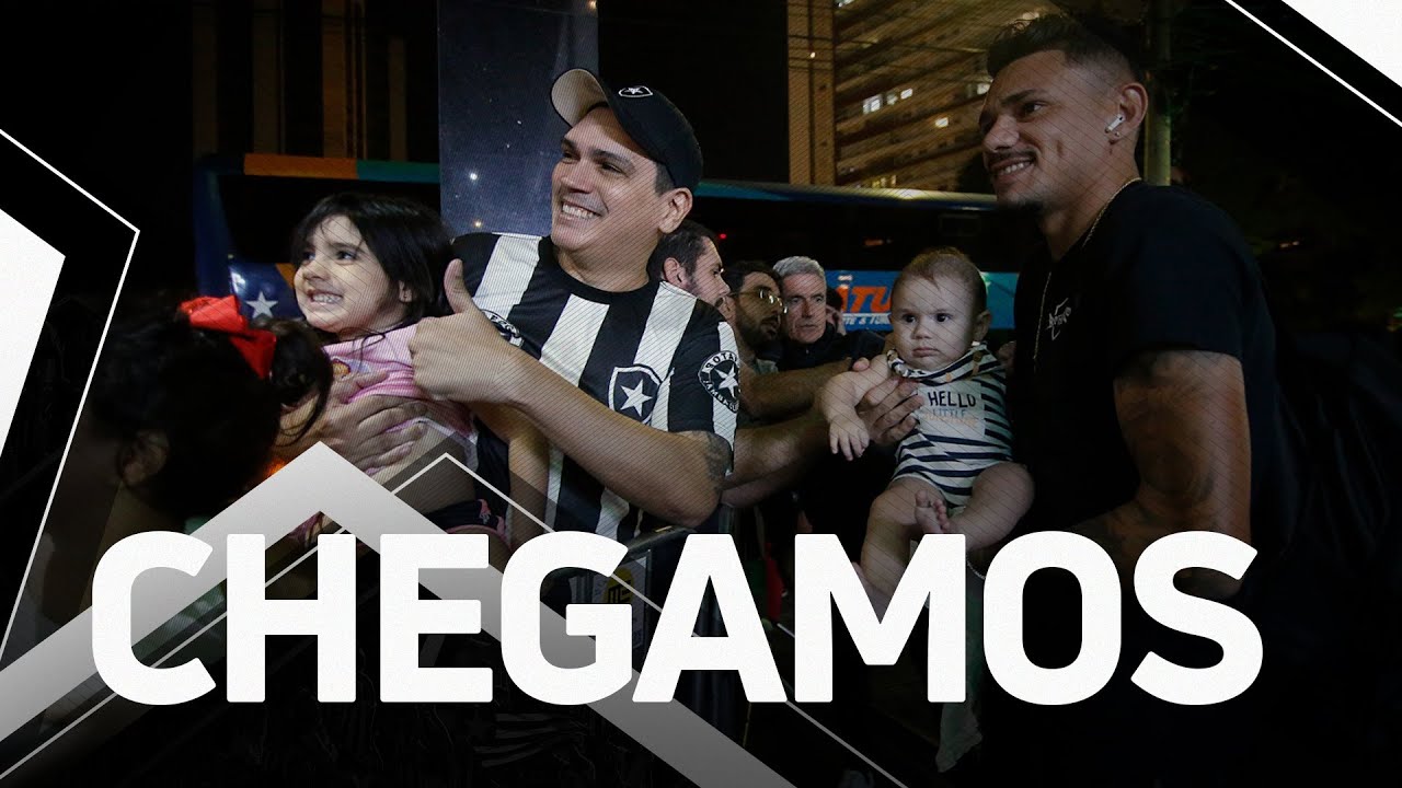 VÍDEO | Veja como foi a recepção da torcida ao Botafogo em Goiânia para jogo do Brasileirão