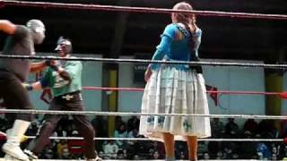 preview picture of video '2010-12-05-Bolivia-HzF-P1570671-Cholitas wrestling-Part 3 of 4-two against two-La Paz.mp4'
