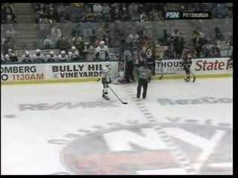 Chris Simon steps on Jarkko Ruutus Ankle