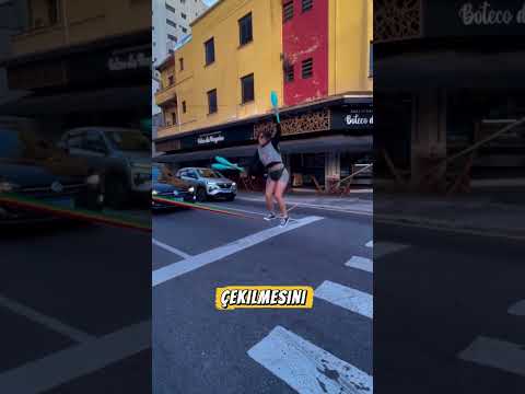 😱🚦Kız yolu kapattı… ama sebebi herkesi şoke etti!