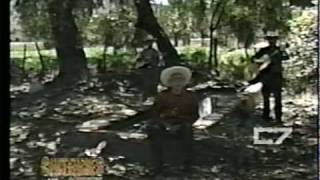 preview picture of video 'Don Rafael Arredondo y el Mariachi Tradicional Azteca -PASE POR TU CASA-Mzo-1997-.mpg'
