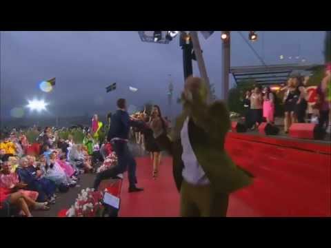 Måns Zelmerlöv ramlar i direktsändning