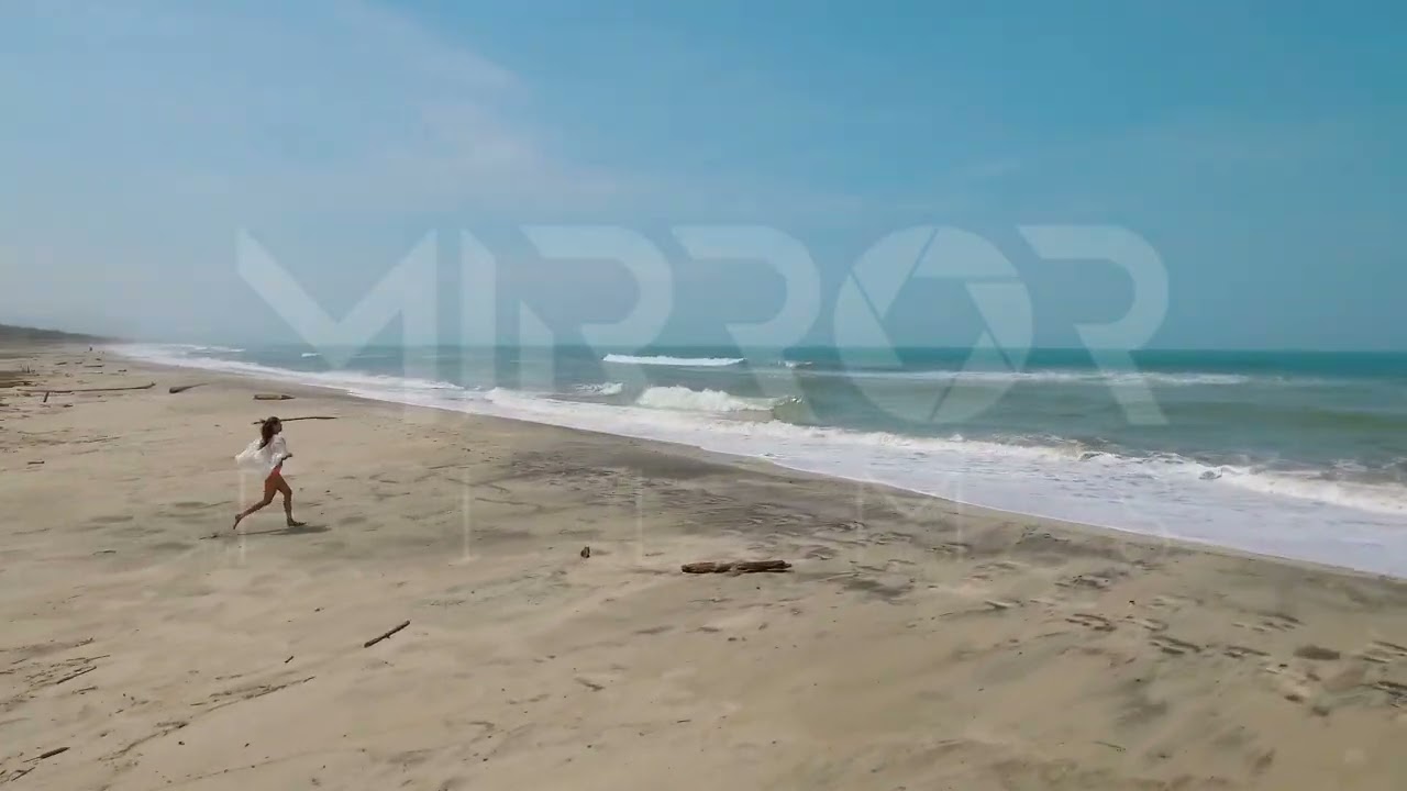 Mujer corriendo en la playa