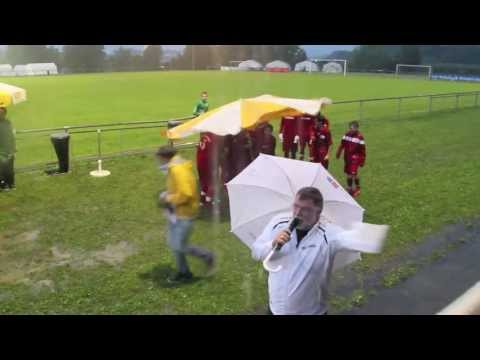 Verregnete Siegerehrung der C-Jugend beim 6. Internationalen Nachwuchsturnier der TSG Ailingen