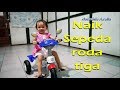 Anak Naik Sepeda Roda Tiga