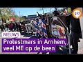 Honderden demonstranten lopen protestmars door Arnhem