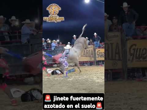 🚨 jinete fuertemente azotado en el suelo🚨 #jaripeo #toros #viralvideo #viralshort #video #viral