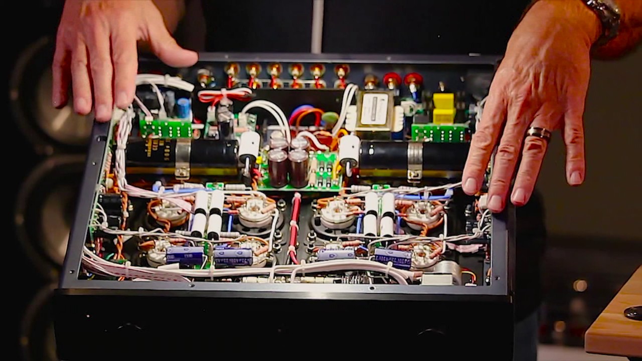 PrimaLuna DiaLogue Premium HP Integrated Amplifier - An Inside Look