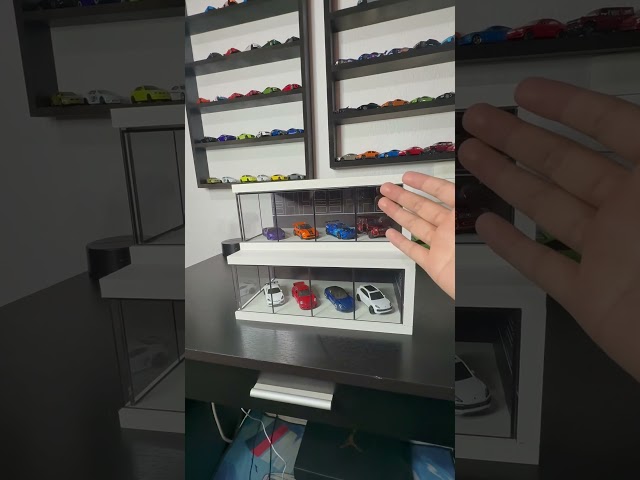 Vídeo relacionado con Paladone Hot Wheels - Luz de garaje y exhibición - Producto oficial de Mattel, estuche iluminado con capacidad para 7 coches, fondo personalizable, regalo para coleccionistas