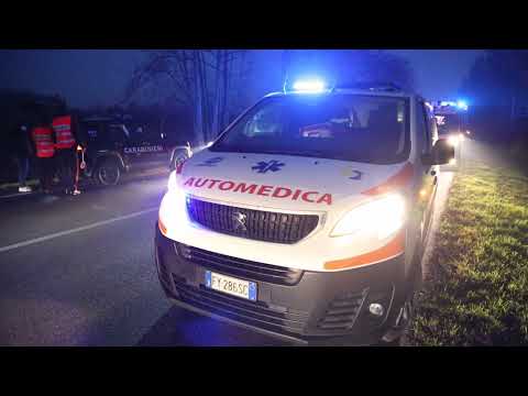 Pauroso incidente in Statale 16 a Garofolo di Canaro, auto ribaltata nel fossato, c'è un ferito