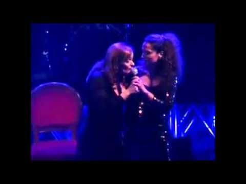 Valentina Stella e Anna Lia Perna cantano "Mente Cuore" al teatro Trianon