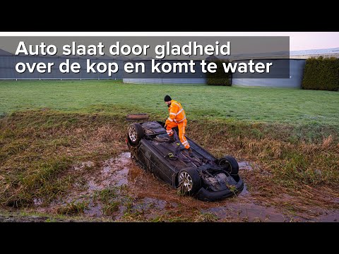 Automobilist slaat door gladheid over de kop en raakt te water in IJsselmuiden - ©StefanVerkerk.nl