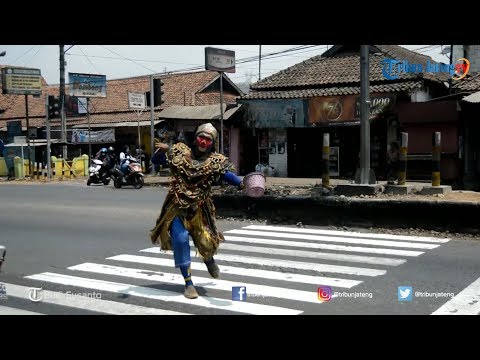 Eko Penari Jalanan asal Semarang yang Menari di Pinggir Jalan Pantura