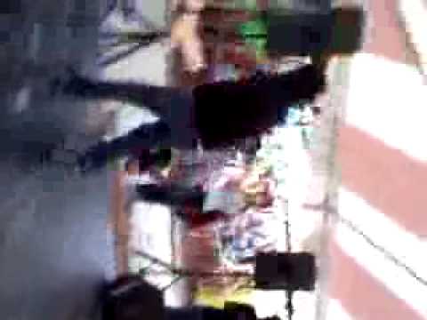 justin singing live at splash down i recorded this.it went black when he touched my hand..Lmao