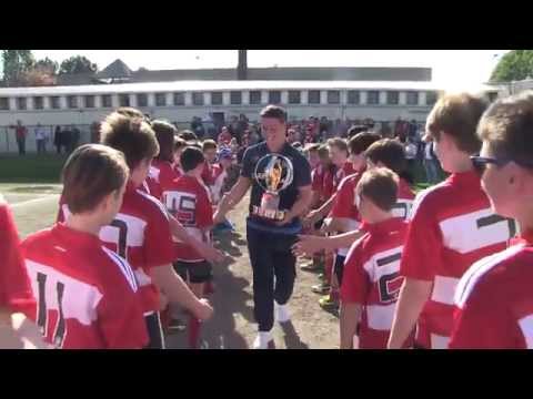 Luca Morisi attraversa il corridoio ‪biancorosso‬ con la Coppa dei ‪#‎MondialiU20‬