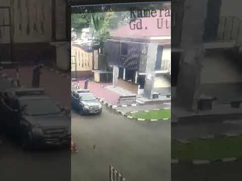Video Detik-Detik Baku Tembak Terduga Teroris Wanita dengan Aparat di Mabes Polri