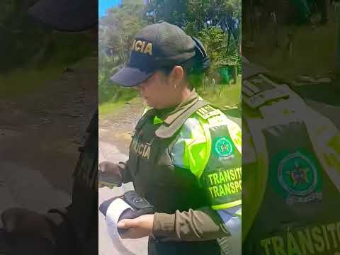 🔴En vía Puente Nacional salen estos dos policías hacer comparendos a lo que caiga