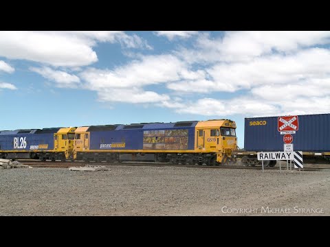 7902V Mildura Container Train With G525 BL26 G519 At Railway Crossing (24/1/2025) - PoathTV Railways