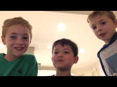 Victor og Philip spiser rugbrød til de døde