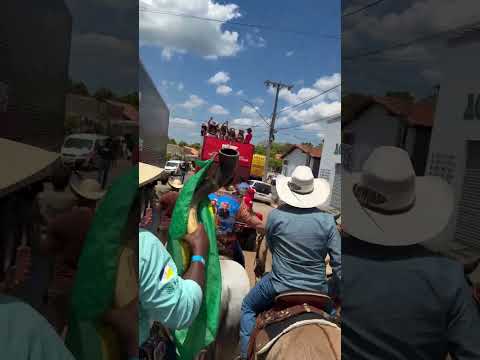 Willy Vaqueiro pelas ruas de Itaguatins na cavalgada antes de show