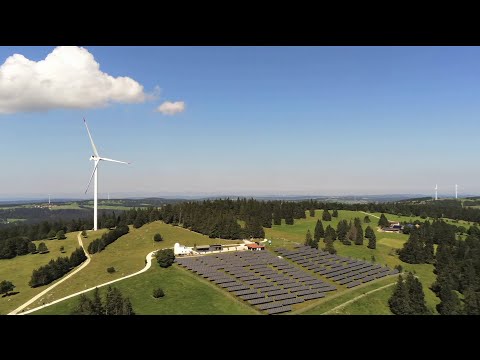 Mont soleil mit seinen Solar- und Windkraftwerken. Rundflug mit Drohne.